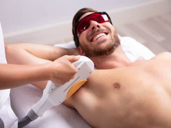 uomo sorride in un centro depilazione definitiva