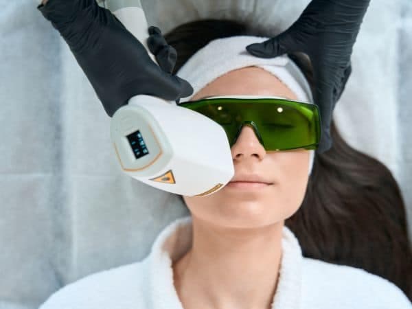 ragazza inizia epilazione laser diodo con occhiali protettivi