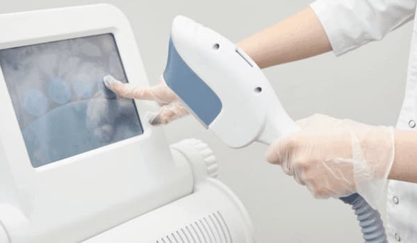 La laser epilazione è una tecnologia avanzata che sfrutta il calore del laser per distruggere il follicolo pilifero.
