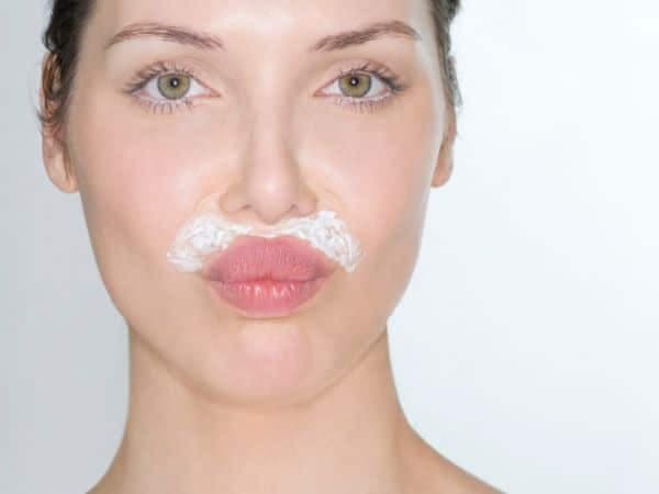 crema depilatoria su baffetti di una donna