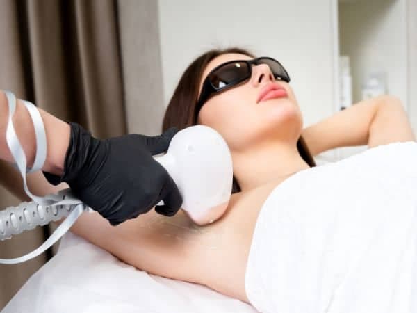 ragazza che fa trattamento laser a diodo su ascelle