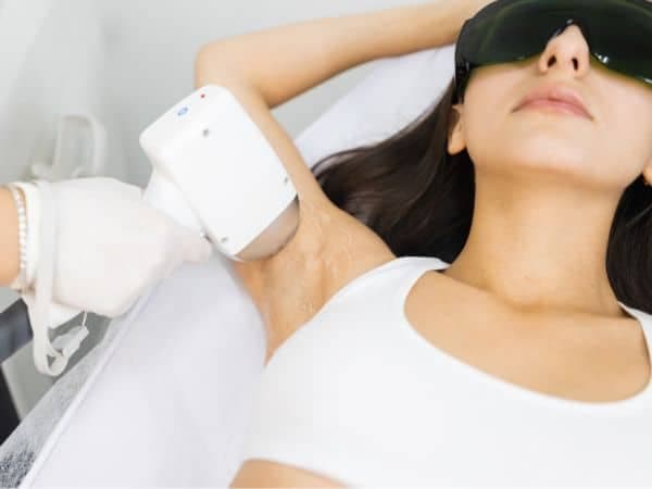 ragazza fa trattamento laser a diodo sotto le braccia