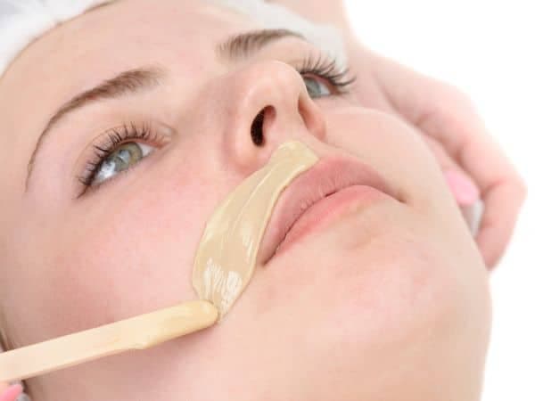 donna con ceretta su baffetti per epilazione viso