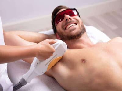 uomo sorride in un centro depilazione definitiva